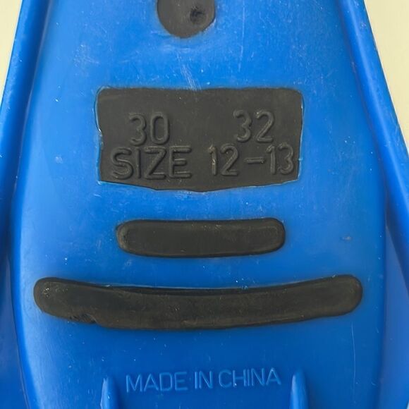 US Divers flippers.  Shoe size youth 12-13.  EUC. - Picture 3 of 4